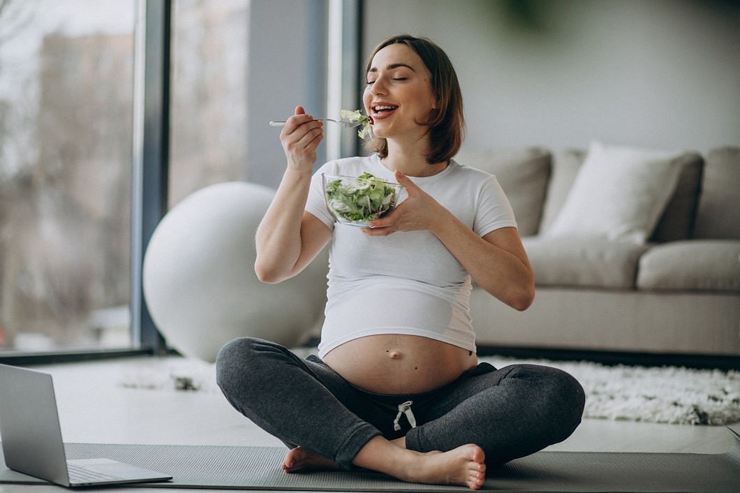 Skipping meals or going long periods without eating should be avoided. (Image via Freepik/Senivpetro)